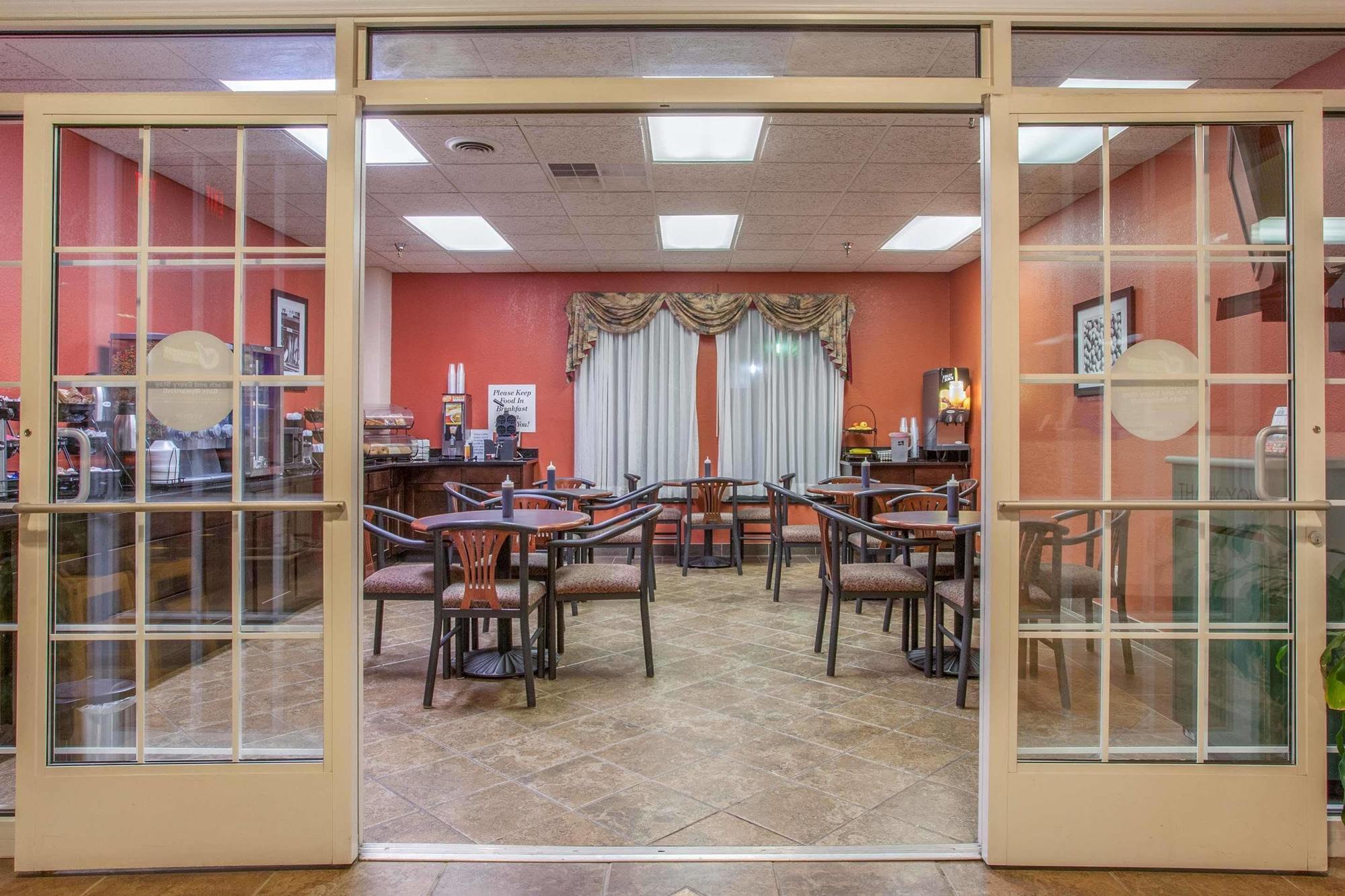 Days Inn & Suites By Wyndham Mt Pleasant Mount Pleasant Eksteriør bilde